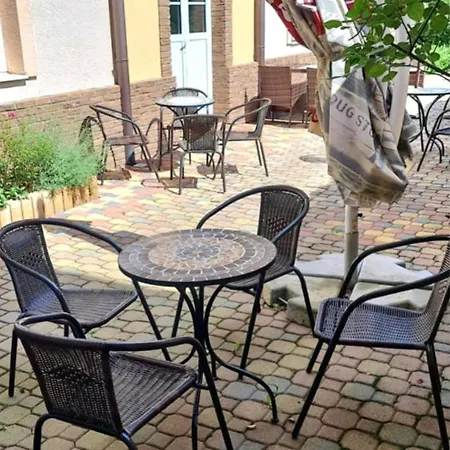 Down Town With Garden Piest'any