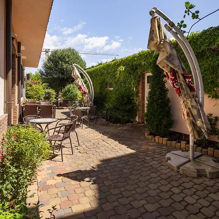 Apartment Down Town With Garden Piest'any