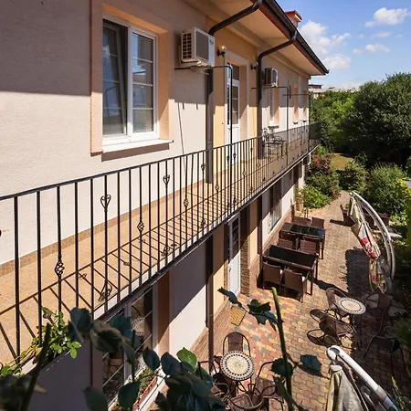 Down Town With Garden Apartment Piest'any